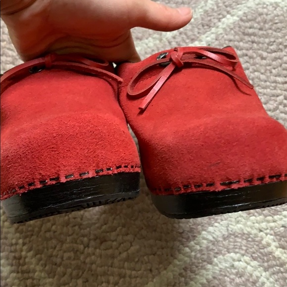 Lands’ End red suede clog size 7. - Picture 4 of 5